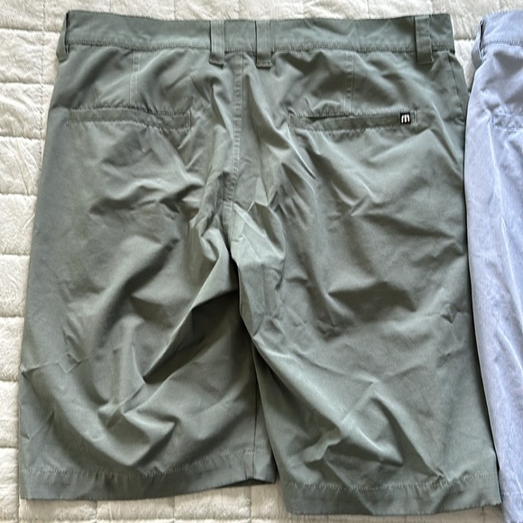 Lot of 3 Travis Mathew shorts - size 32 - Picture 7 of 7